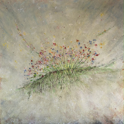 Wiesenstück mit blühenden Blüten, die aus einer Erhebung in den Himmel wachsen