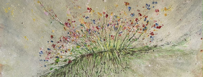 Wiesenstück mit blühenden Blüten, die aus einer Erhebung in den Himmel wachsen