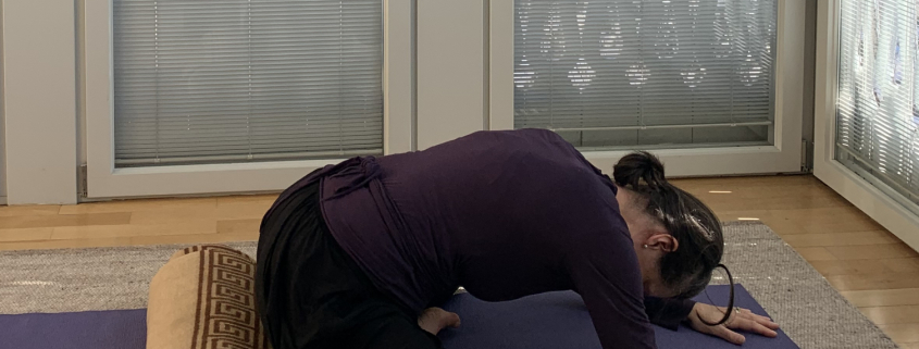 Vorbeuge mit Decke als Hilfsmittel